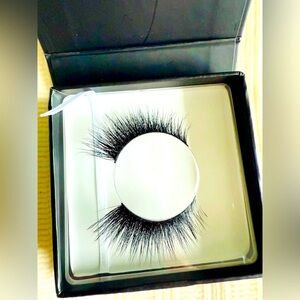 Discontinued Lilly Holographic 'It's Lit!' Dramatic Flare Lashes